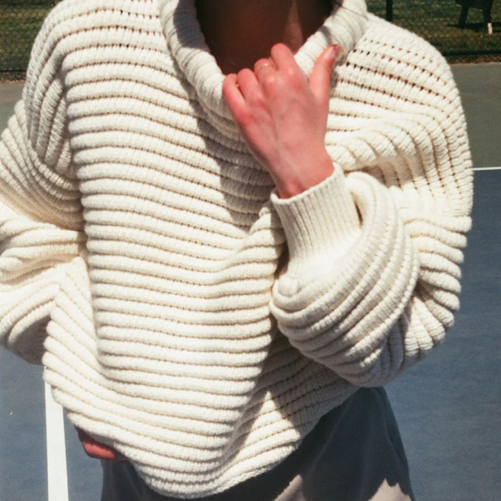 Kvinnors löst stickad pullover med hög krage och breda ribbstickade manschetter Mirla-Eva Jonsson