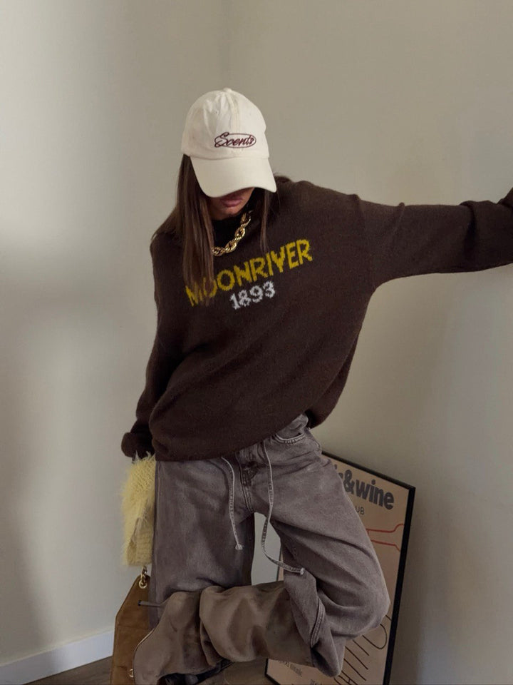 Kvinnors löst stickad tröja med kreativa grafiska detaljer Mirla-Eva Jonsson
