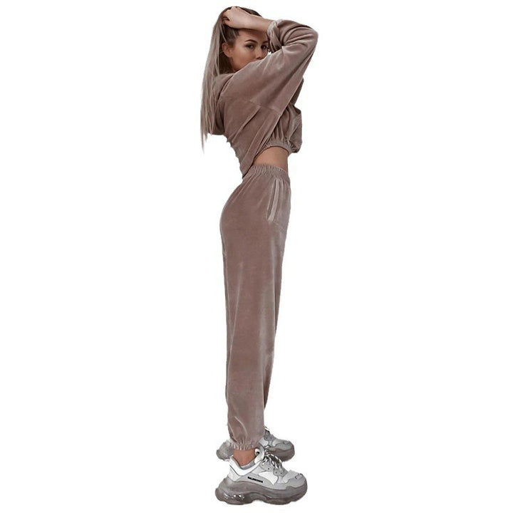 Kvinnors lounge set gjort av mjuk velour med kortad hoodie och elastiska byxor Mirla-Eva Jonsson