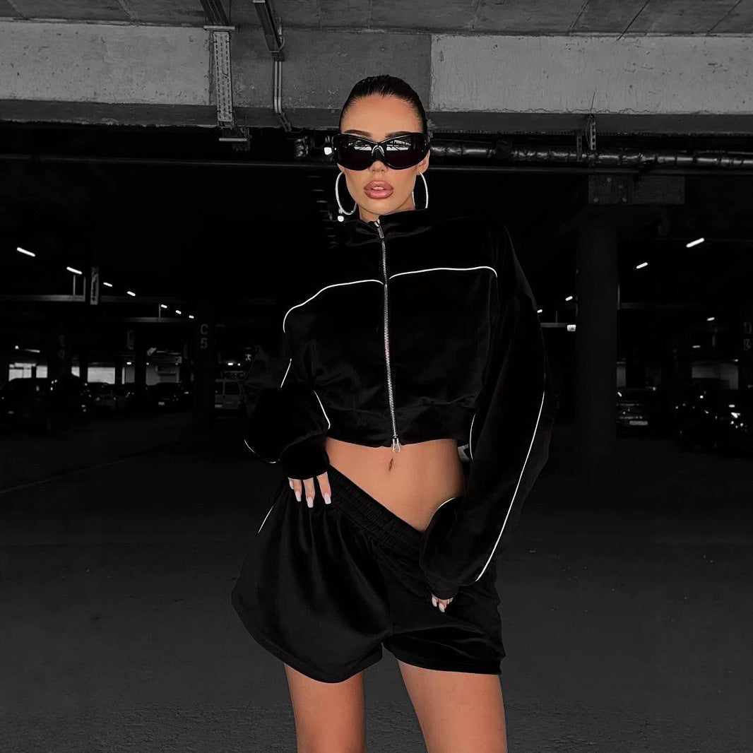 Kvinnors loungekläder set med bekväma shorts och oversized topp Mirla-Eva Jonsson