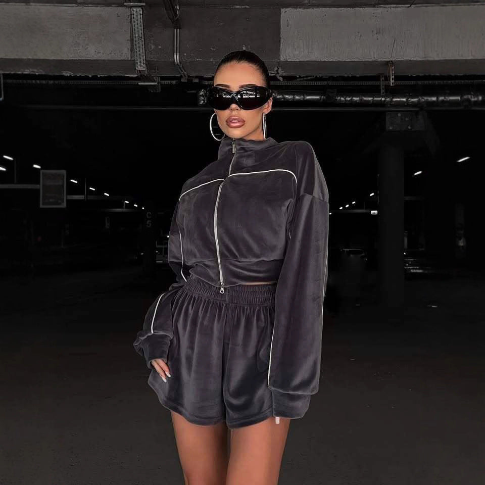 Kvinnors loungekläder set med bekväma shorts och oversized topp Mirla-Eva Jonsson