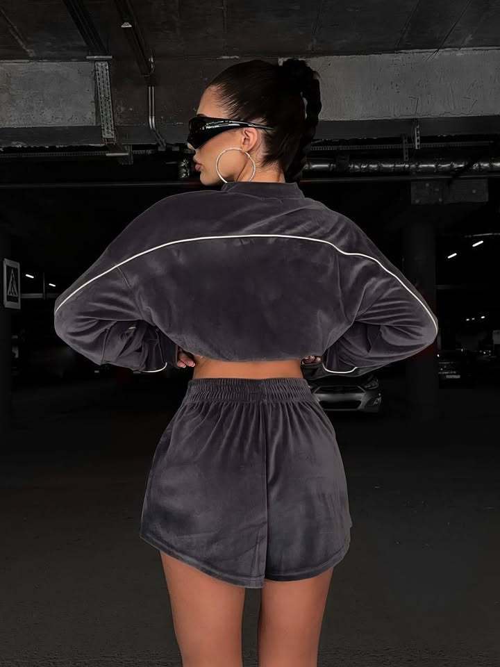 Kvinnors loungekläder set med bekväma shorts och oversized topp Mirla-Eva Jonsson