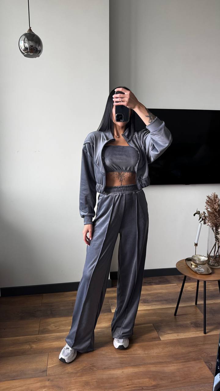 Kvinnors loungewear-set gjort av lyxig velour med kort jacka och vida byxor-Eva Jonsson