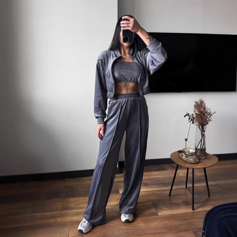 Kvinnors loungewear-set gjort av lyxig velour med kort jacka och vida byxor-Eva Jonsson