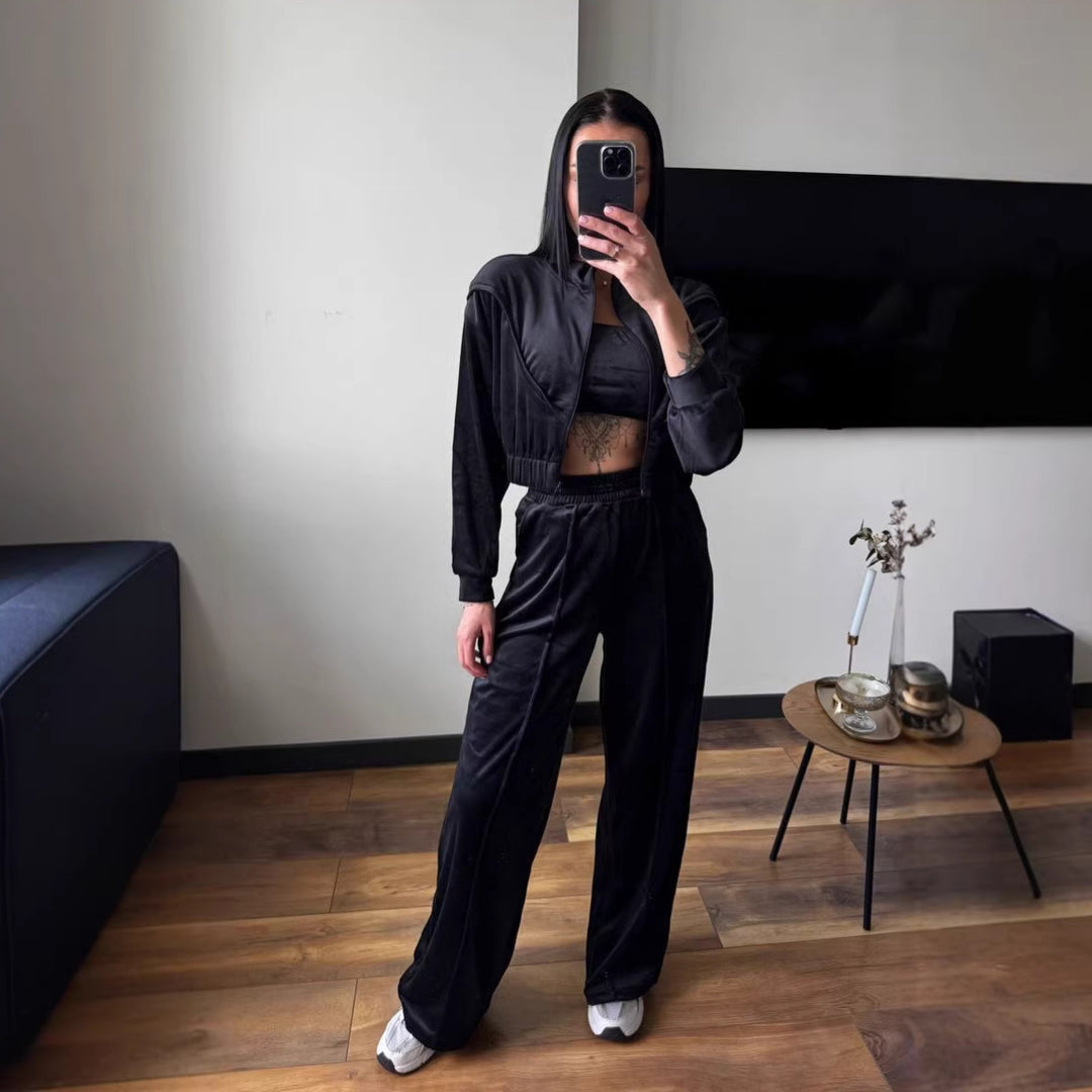 Kvinnors loungewear-set gjort av lyxig velour med kort jacka och vida byxor-Eva Jonsson