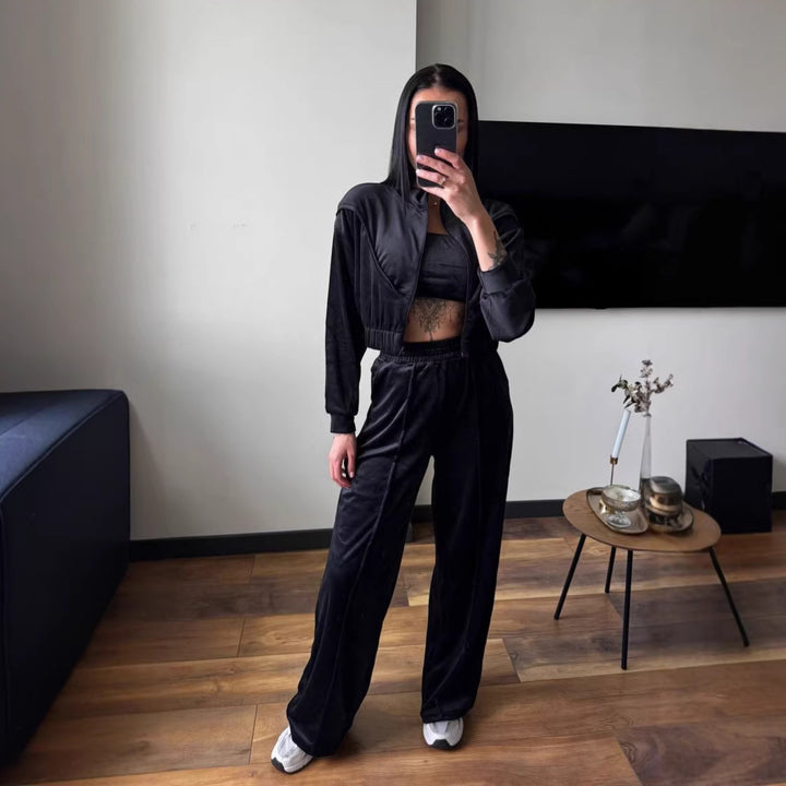 Kvinnors loungewear-set gjort av lyxig velour med kort jacka och vida byxor-Eva Jonsson