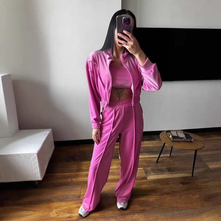 Kvinnors loungewear-set gjort av lyxig velour med kort jacka och vida byxor-Eva Jonsson