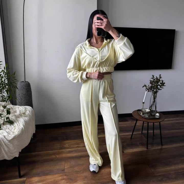 Kvinnors loungewear-set gjort av lyxig velour med kort jacka och vida byxor-Eva Jonsson