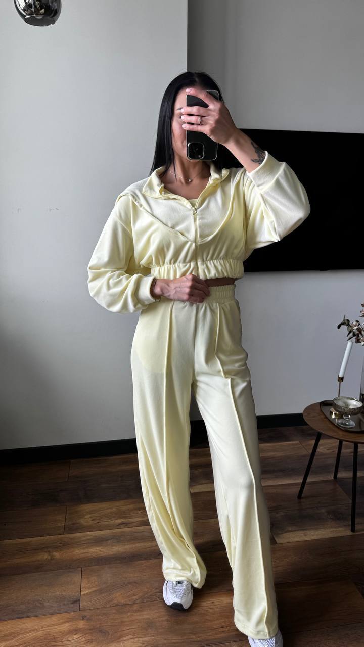 Kvinnors loungewear-set gjort av lyxig velour med kort jacka och vida byxor-Eva Jonsson
