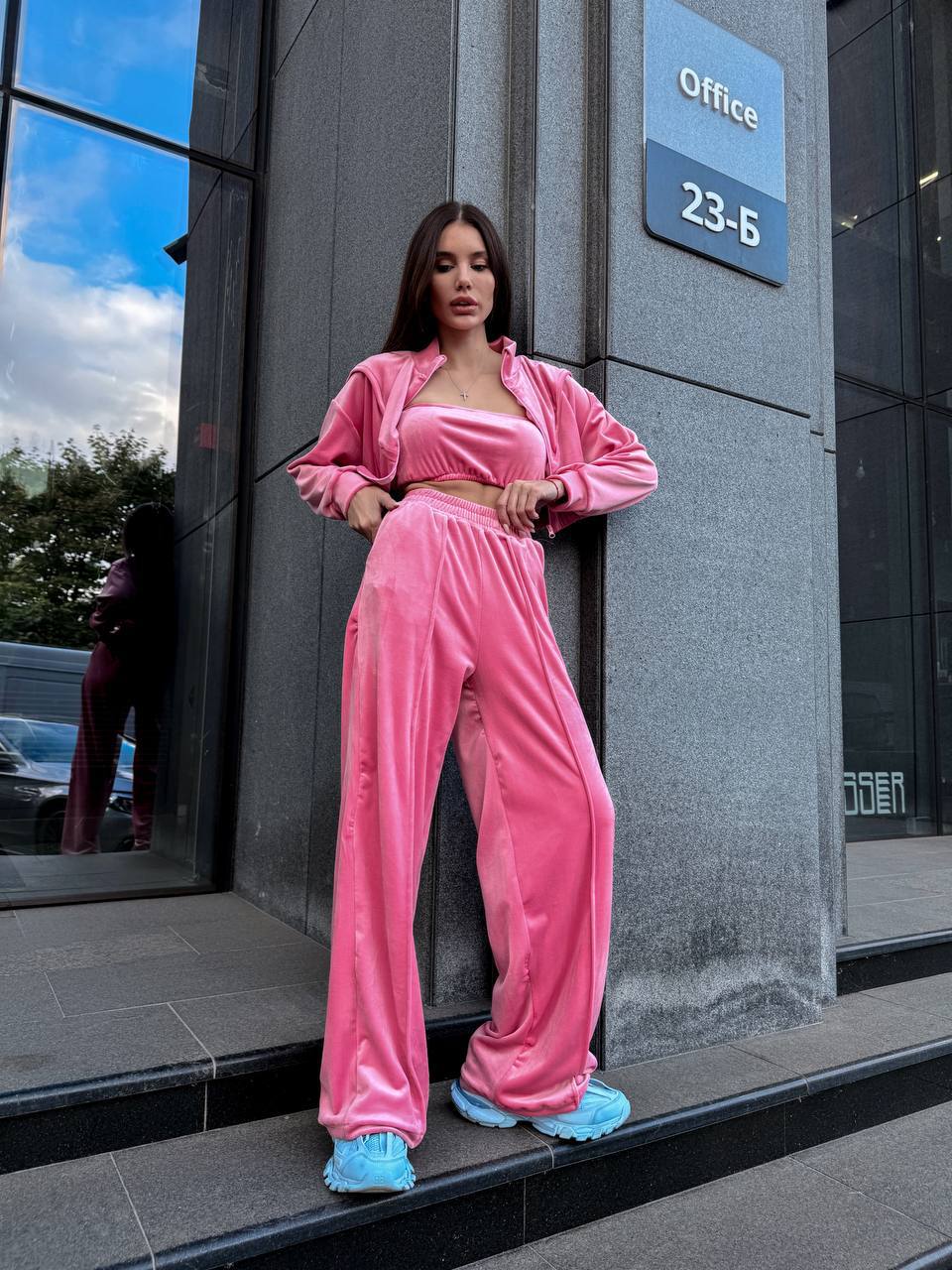 Kvinnors loungewear-set gjort av lyxig velour med kort jacka och vida byxor-Eva Jonsson