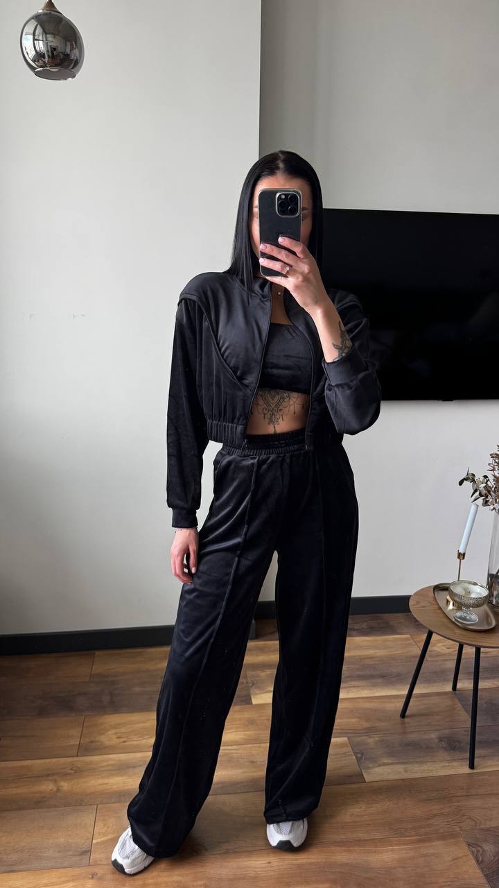 Kvinnors loungewear-set gjort av lyxig velour med kort jacka och vida byxor-Eva Jonsson