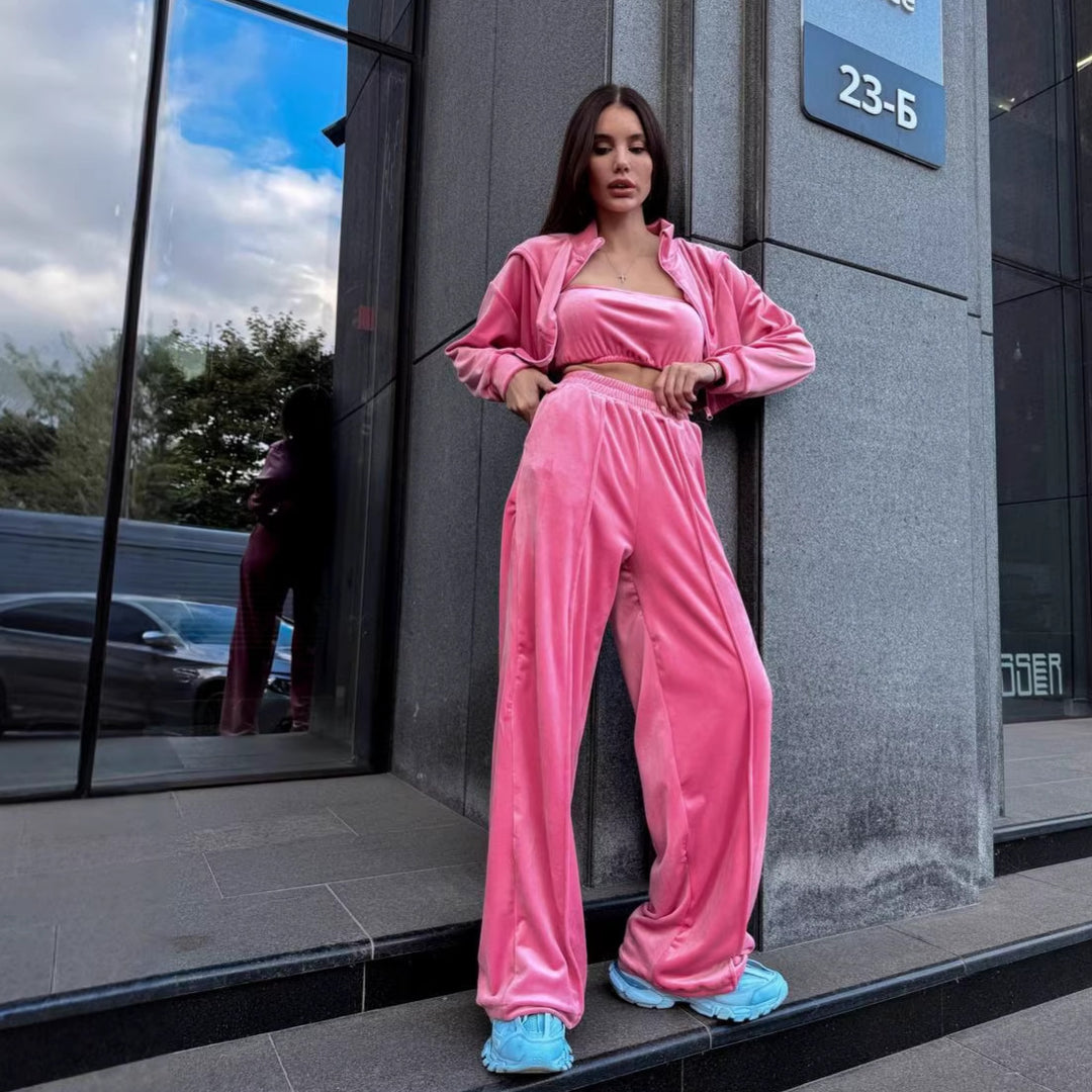 Kvinnors loungewear-set gjort av lyxig velour med kort jacka och vida byxor-Eva Jonsson