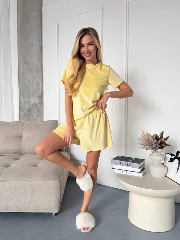 Kvinnors loungewear-set tillverkat av lyxigt sammet med elastiskt midjeband Mirla-Eva Jonsson
