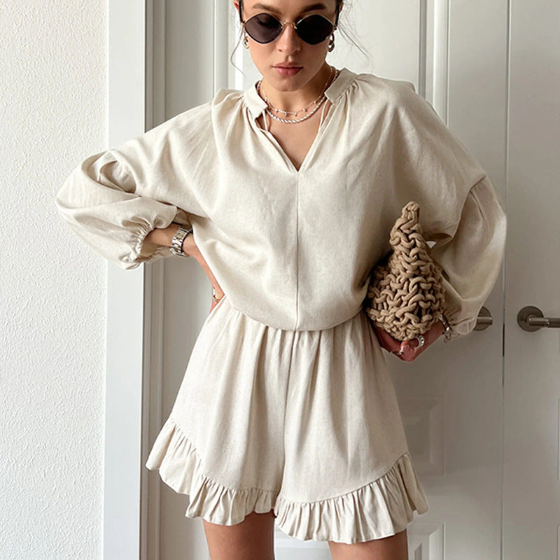 Kvinnors luftiga blus och shorts set med volangdetaljer och V-hals Mirla-Eva Jonsson
