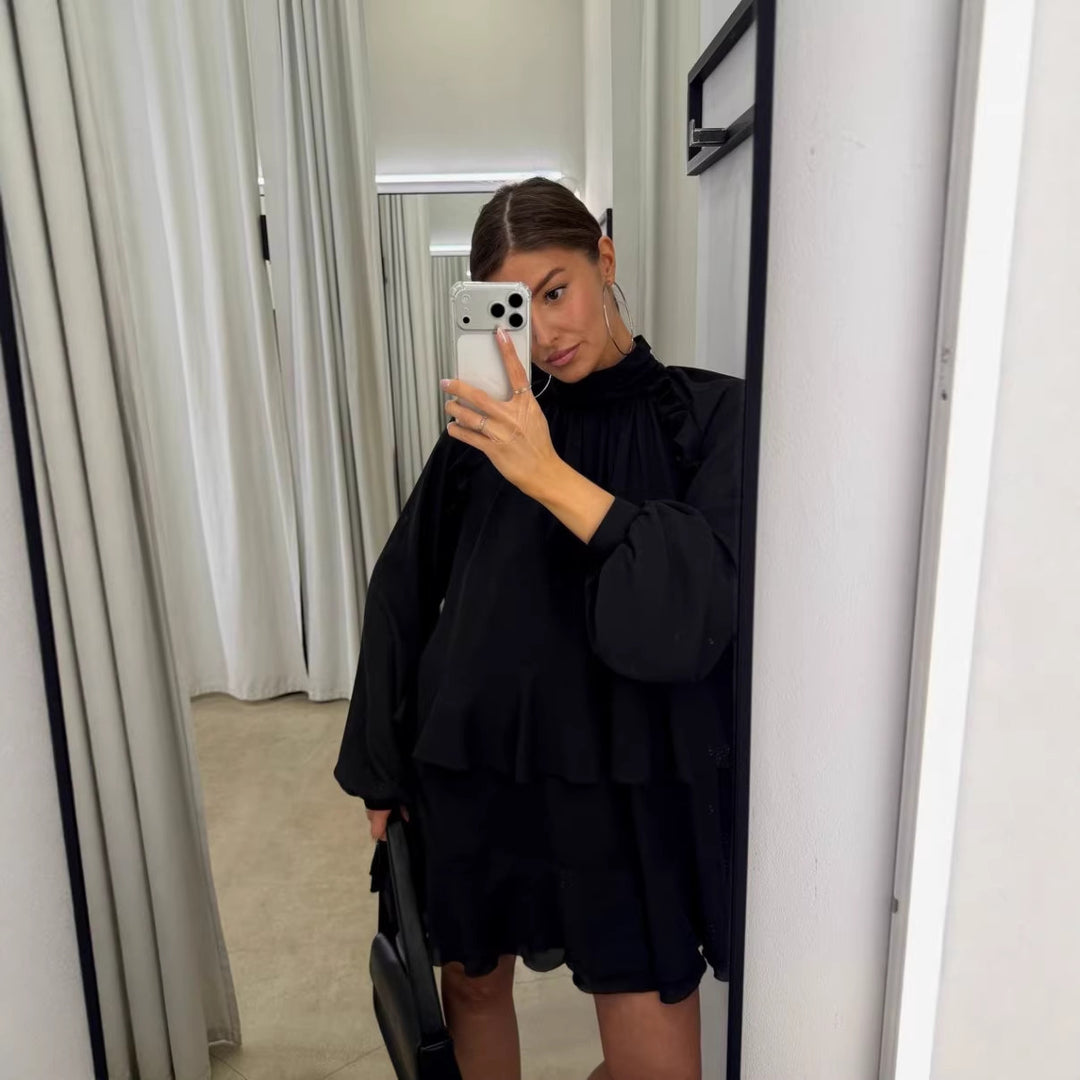 Kvinnors luftiga klänning med volangkant och elegant ståkrage Mirla-Eva Jonsson