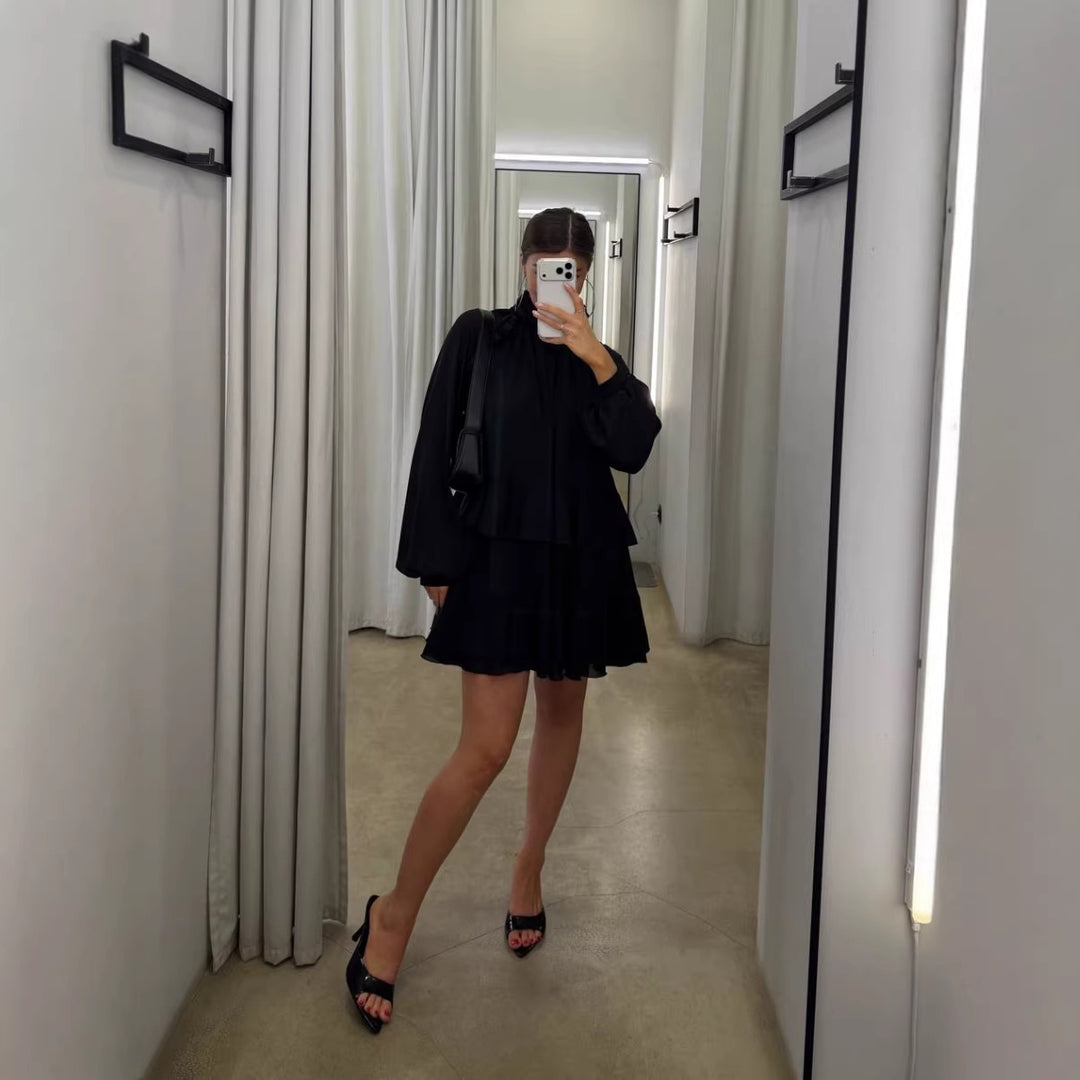 Kvinnors luftiga klänning med volangkant och elegant ståkrage Mirla-Eva Jonsson