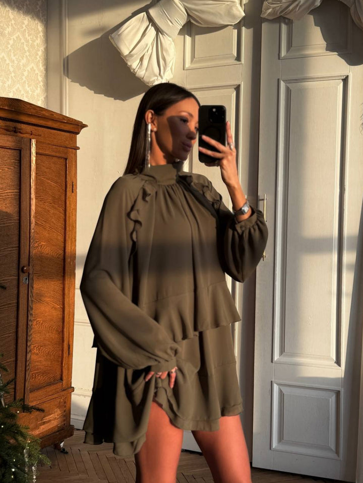 Kvinnors luftiga klänning med volangkant och elegant ståkrage Mirla-Eva Jonsson