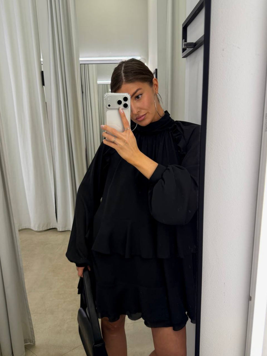 Kvinnors luftiga klänning med volangkant och elegant ståkrage Mirla-Eva Jonsson