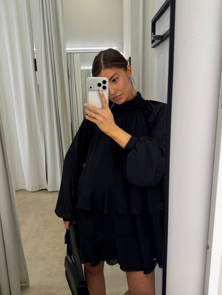 Kvinnors luftiga klänning med volangkant och elegant ståkrage Mirla-Eva Jonsson