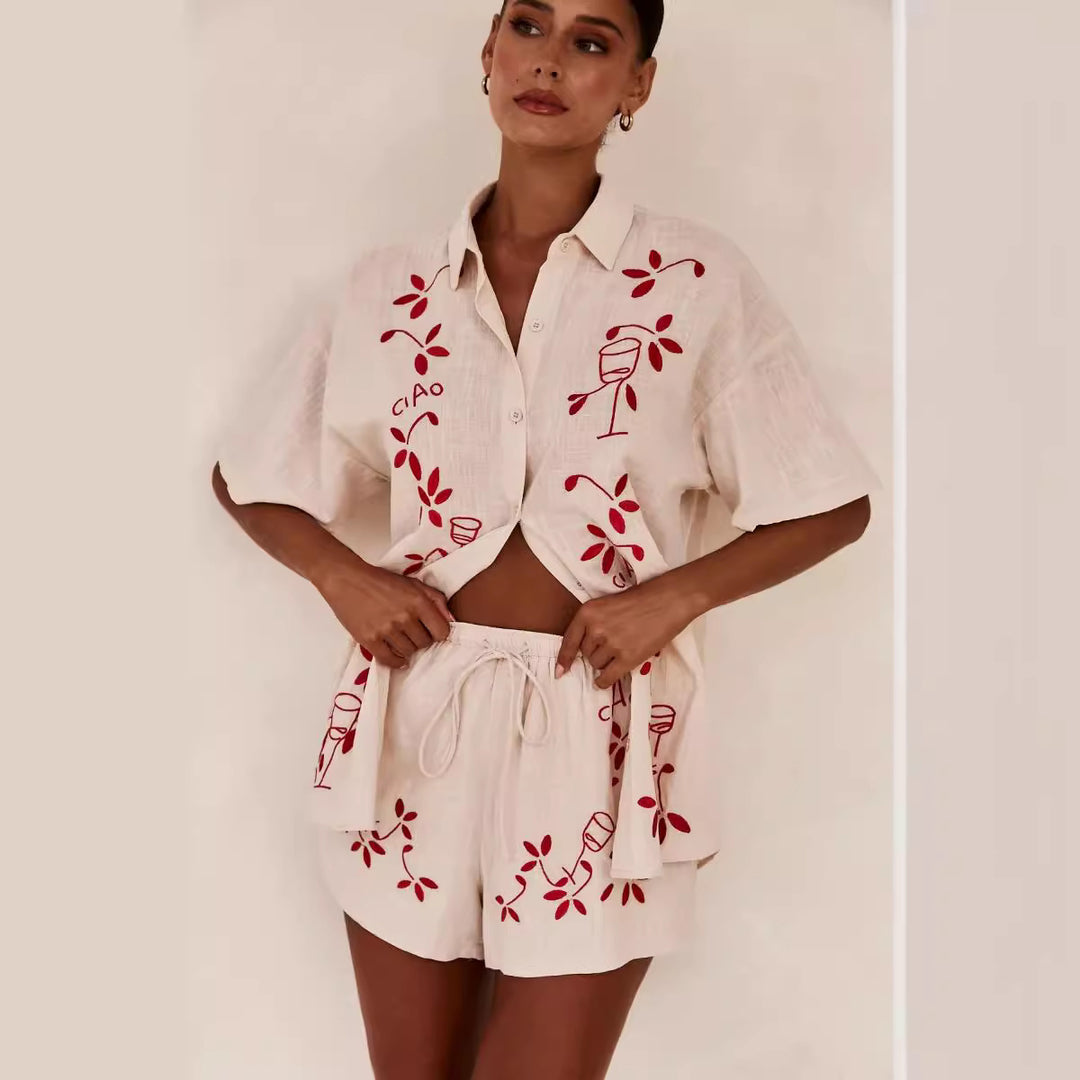 Kvinnors luftiga kortärmad skjorta och shorts-set med blommig broderidesign Mirla-Eva Jonsson