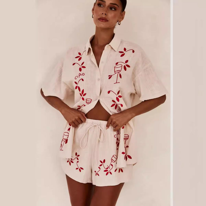 Kvinnors luftiga kortärmad skjorta och shorts-set med blommig broderidesign Mirla-Eva Jonsson