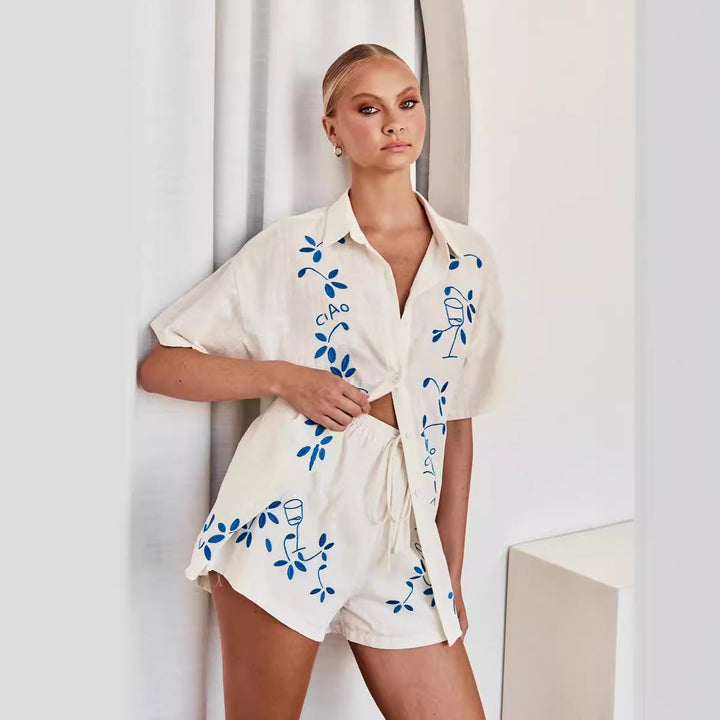 Kvinnors luftiga kortärmad skjorta och shorts-set med blommig broderidesign Mirla-Eva Jonsson