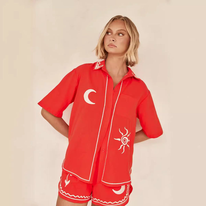 Kvinnors luftiga kortärmad skjorta och shorts-set med blommig broderidesign Mirla-Eva Jonsson