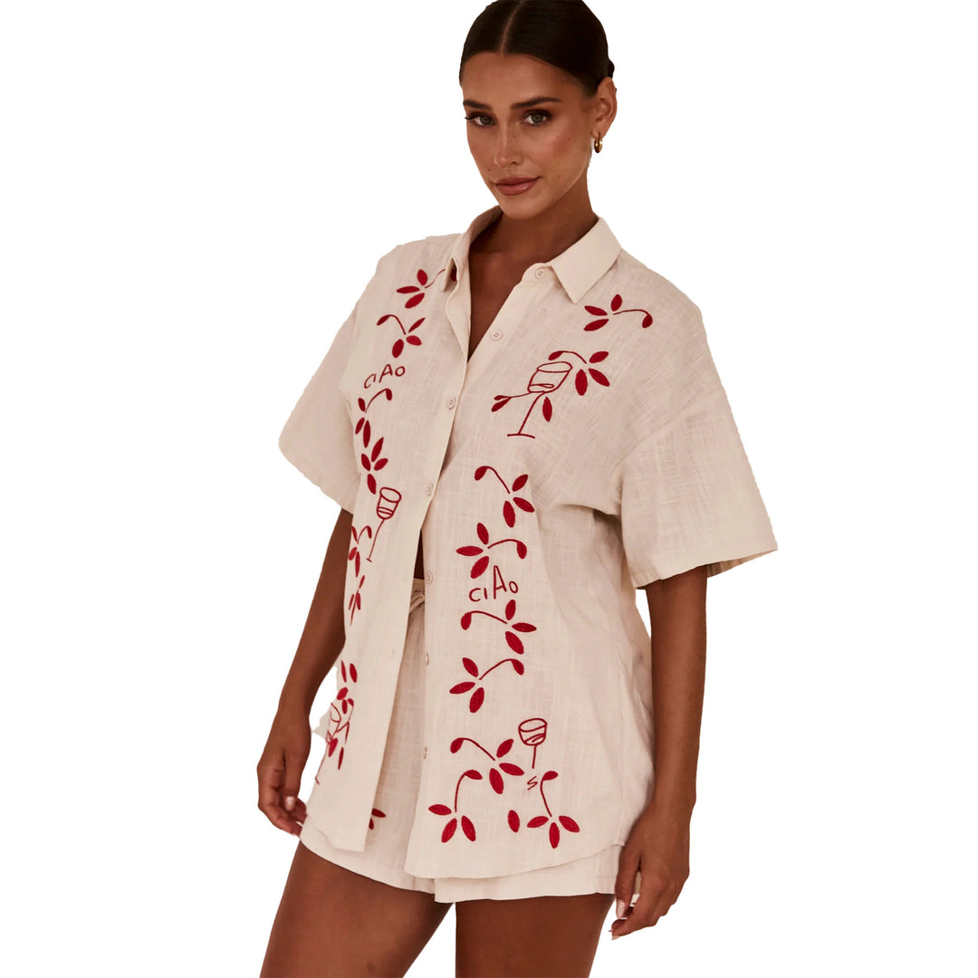 Kvinnors luftiga kortärmad skjorta och shorts-set med blommig broderidesign Mirla-Eva Jonsson