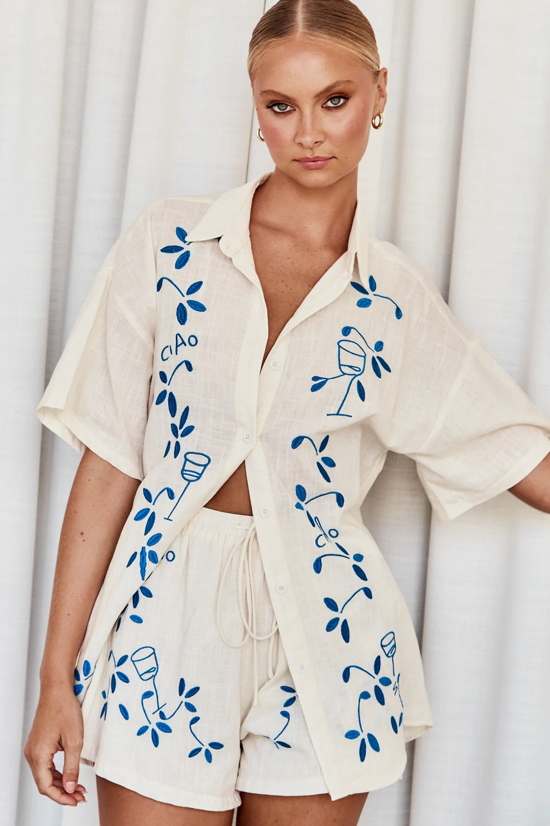 Kvinnors luftiga kortärmad skjorta och shorts-set med blommig broderidesign Mirla-Eva Jonsson
