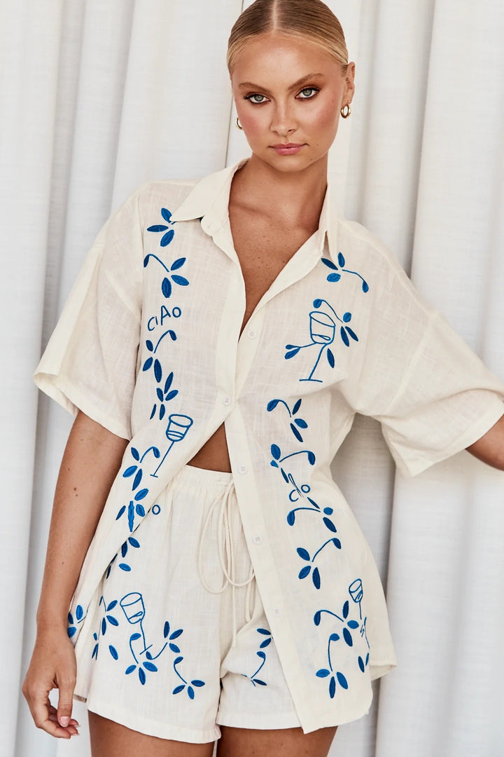 Kvinnors luftiga kortärmad skjorta och shorts-set med blommig broderidesign Mirla-Eva Jonsson