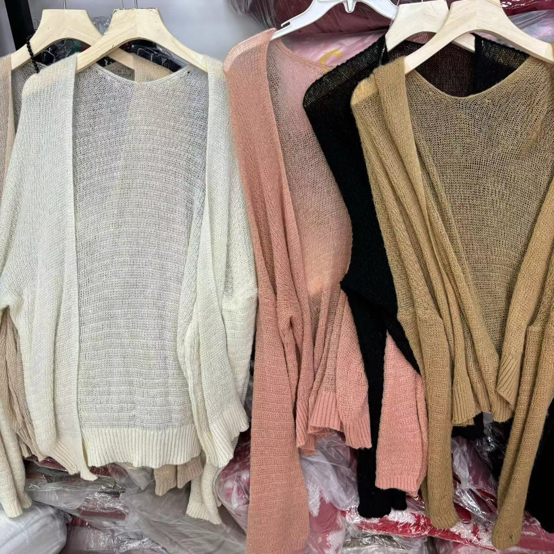Kvinnors luftiga stickade cardigan med öppna ärmar och dekorativt mönster Mirla-Eva Jonsson