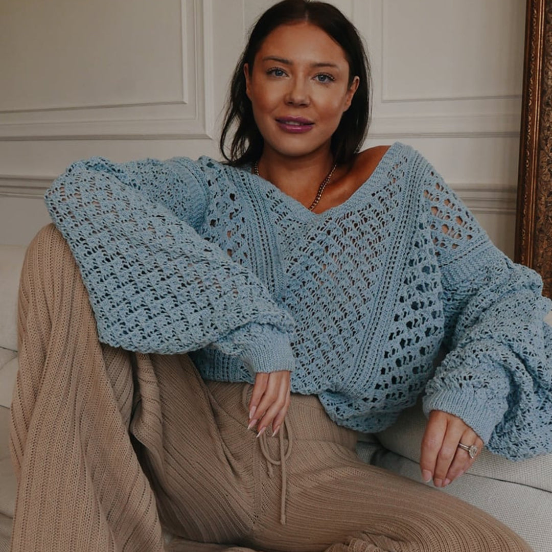 Kvinnors luftiga stickade pullover med V-hals och oversized ärmar Mirla-Eva Jonsson