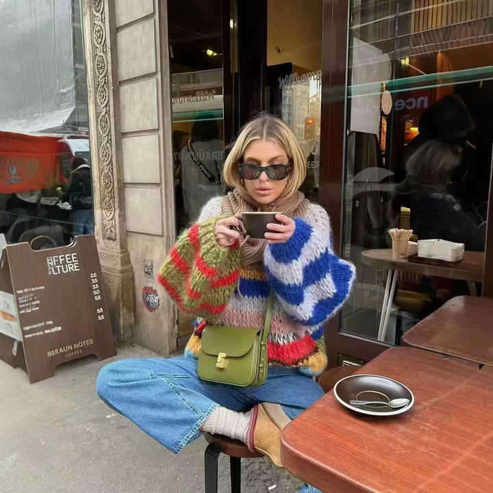 Kvinnors luftiga stickade tröja med färgglad randig mönster Mirla-Eva Jonsson