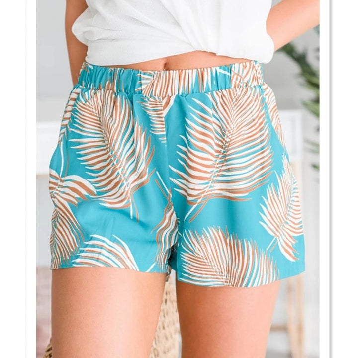 Kvinnors luftiga strandshorts med elastisk midja och tropiskt bladdesign-Eva Jonsson