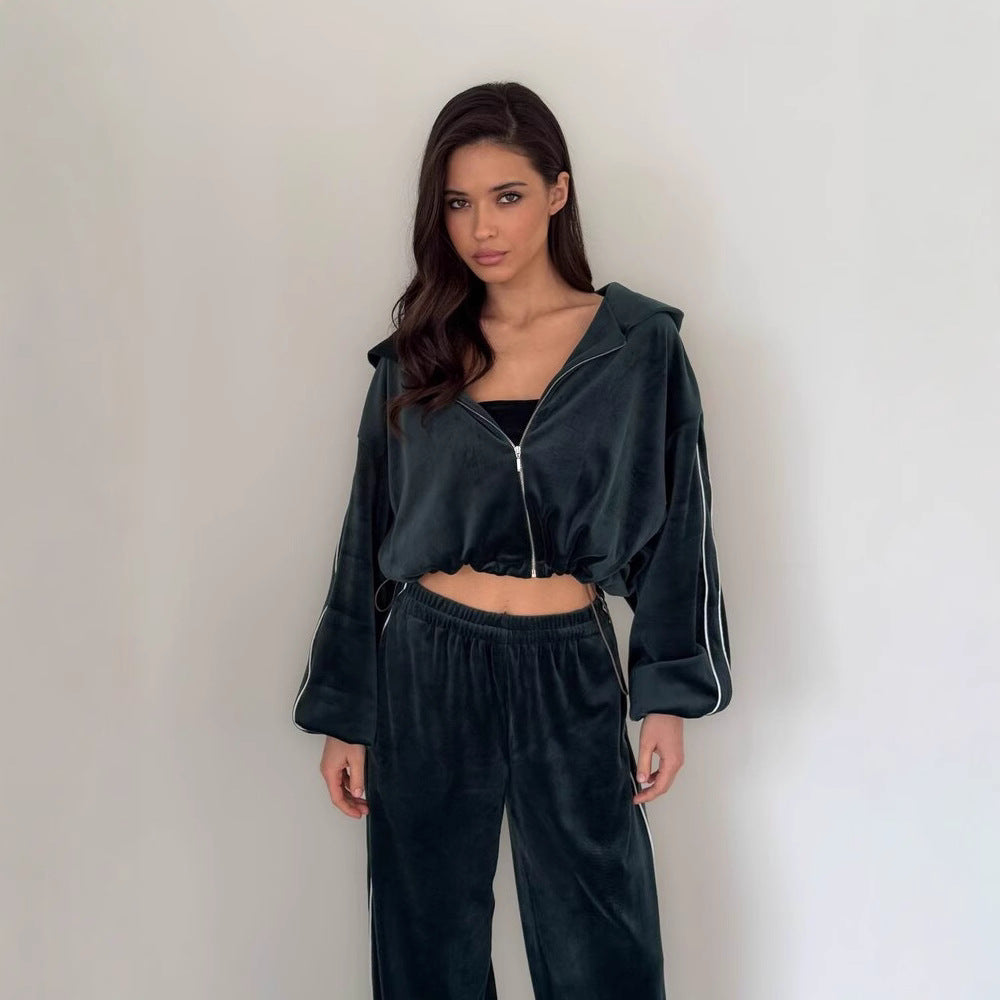 Kvinnors lyxiga velour loungewear set med kort topp och bred klippning Mirla-Eva Jonsson