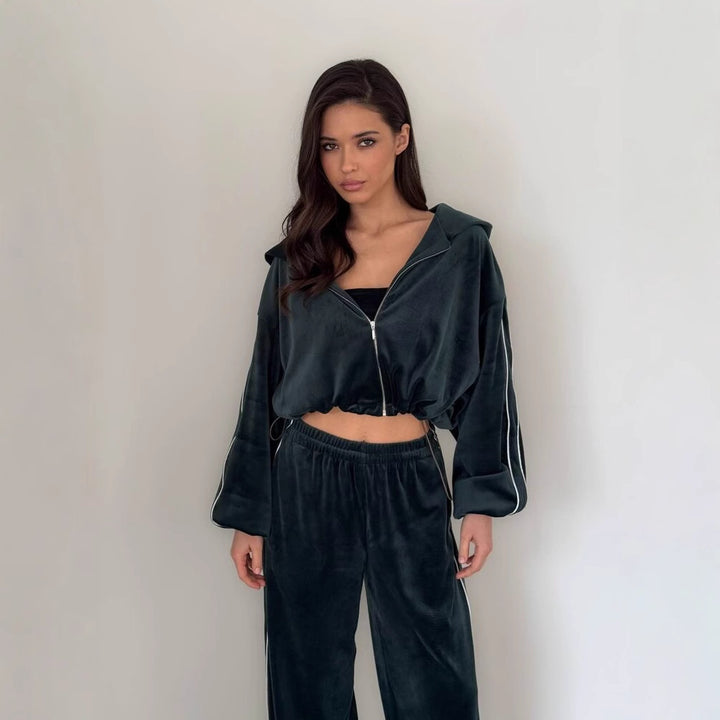 Kvinnors lyxiga velour loungewear set med kort topp och bred klippning Mirla-Eva Jonsson