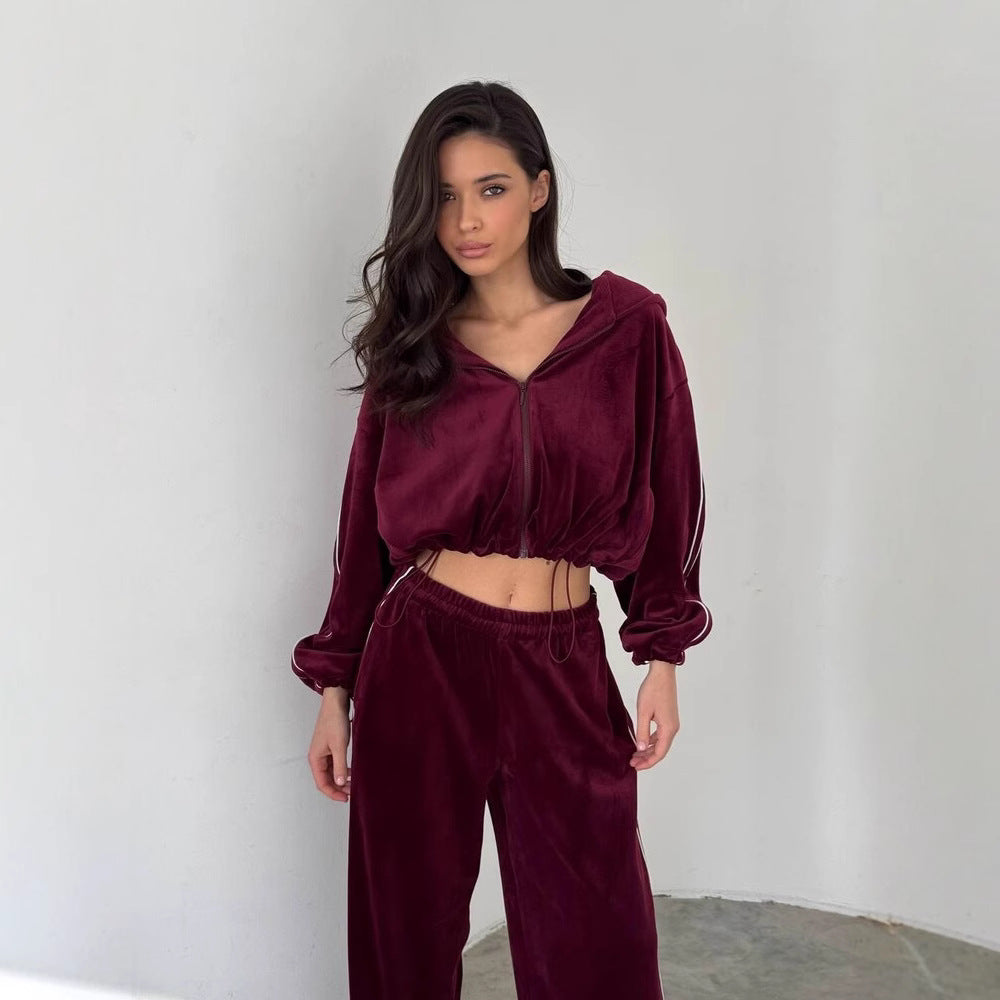 Kvinnors lyxiga velour loungewear set med kort topp och bred klippning Mirla-Eva Jonsson