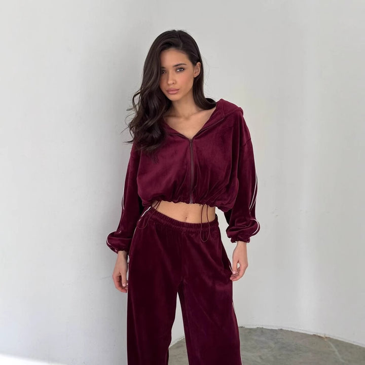Kvinnors lyxiga velour loungewear set med kort topp och bred klippning Mirla-Eva Jonsson