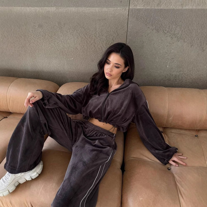 Kvinnors lyxiga velour loungewear set med kort topp och bred klippning Mirla-Eva Jonsson