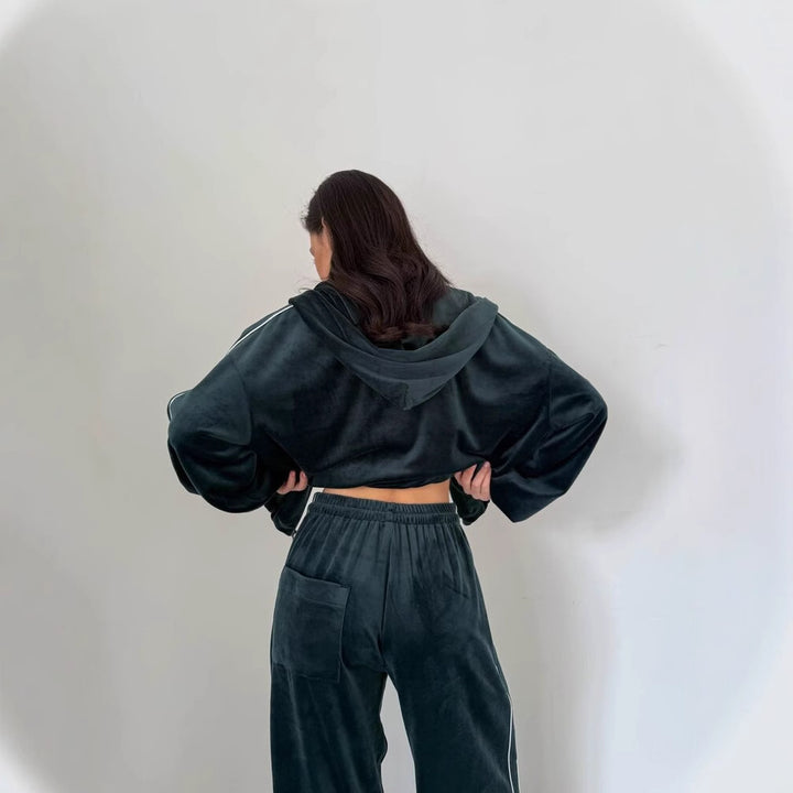 Kvinnors lyxiga velour loungewear set med kort topp och bred klippning Mirla-Eva Jonsson