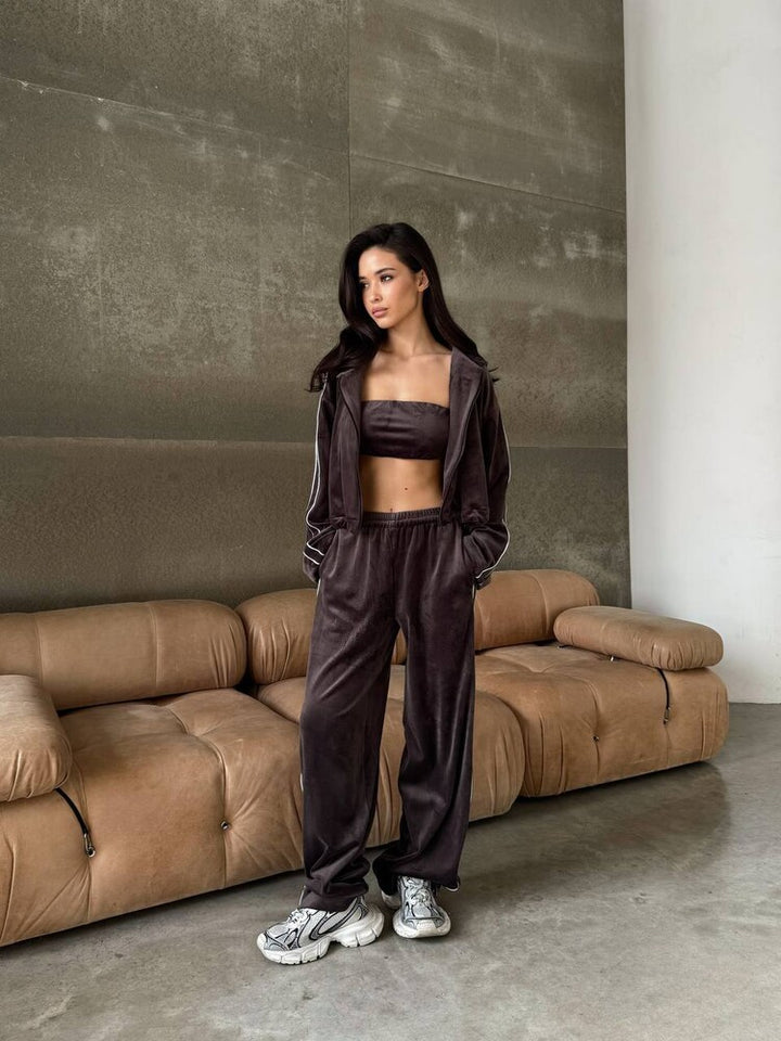 Kvinnors lyxiga velour loungewear set med kort topp och bred klippning Mirla-Eva Jonsson