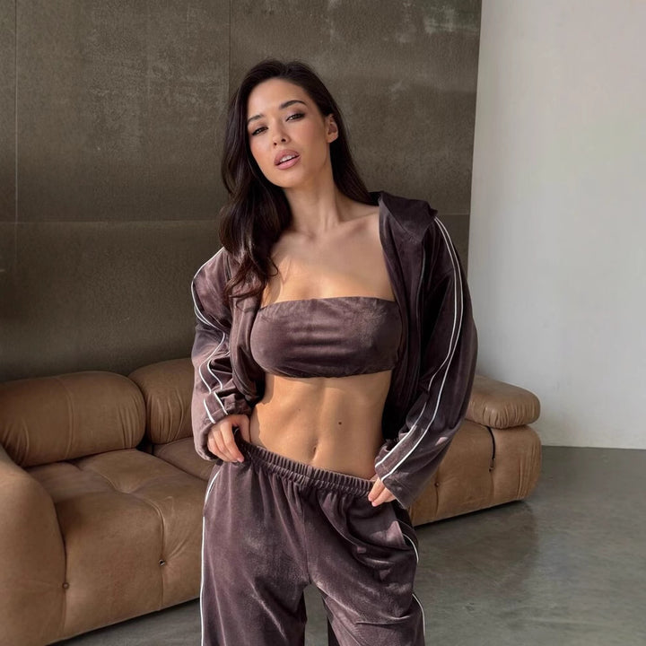 Kvinnors lyxiga velour loungewear set med kort topp och bred klippning Mirla-Eva Jonsson
