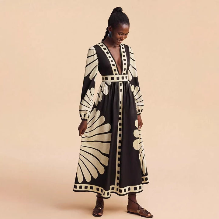 Kvinnors maxi klänning med djup V-hals och extravaganta ärmdesigner Mirla-Eva Jonsson