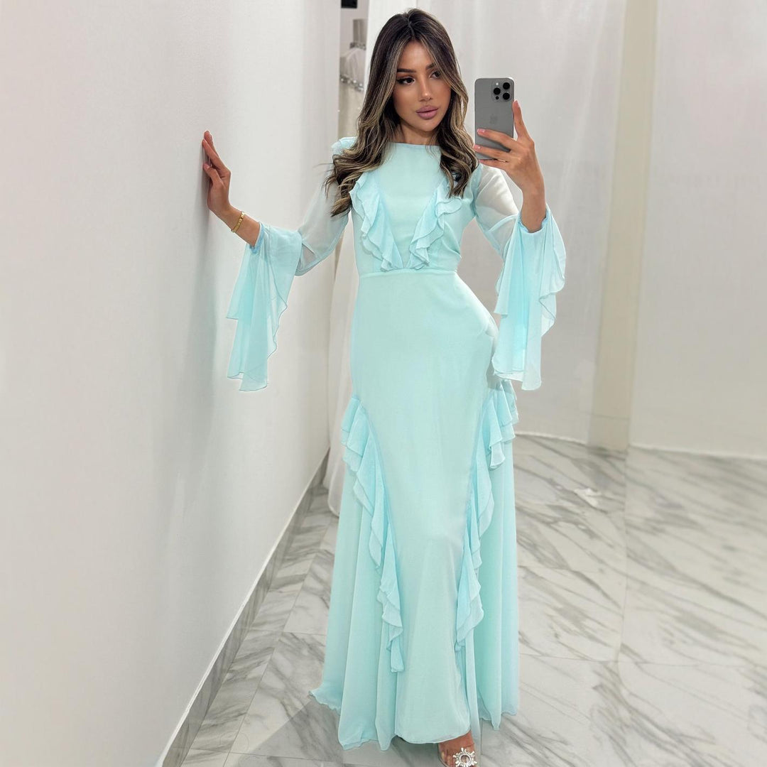 Kvinnors maxi-klänning med eleganta volangdetaljer och flödande ärmar-Eva Jonsson