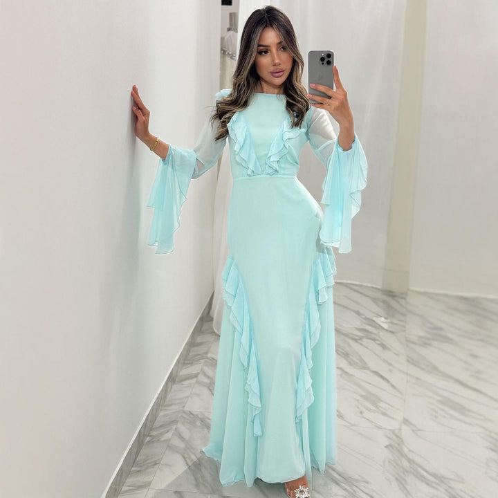 Kvinnors maxi-klänning med eleganta volangdetaljer och flödande ärmar-Eva Jonsson