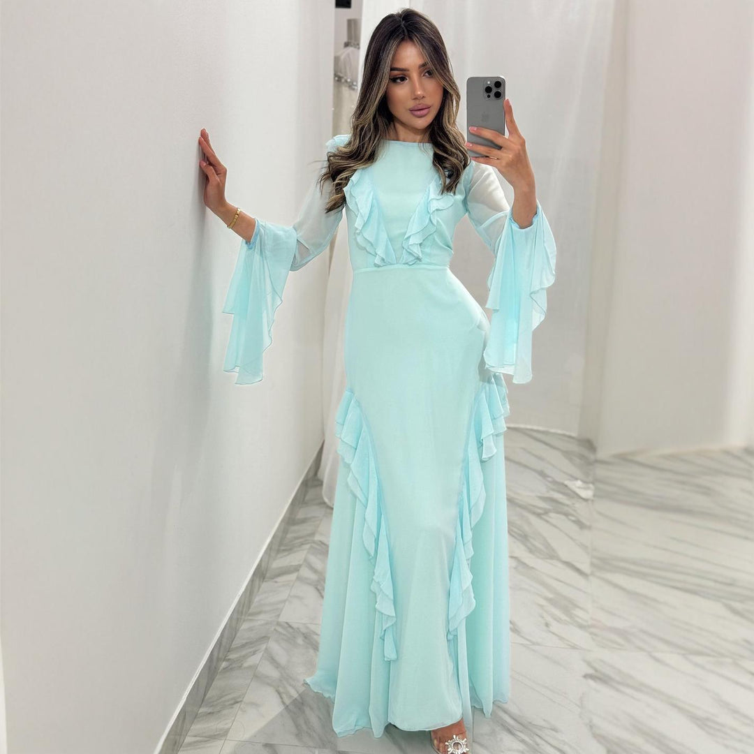 Kvinnors maxi-klänning med eleganta volangdetaljer och flödande ärmar-Eva Jonsson