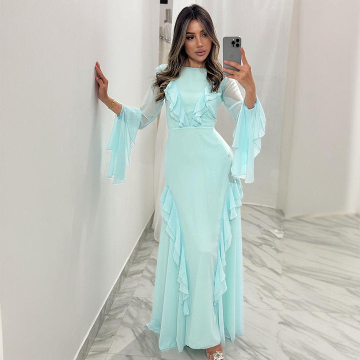 Kvinnors maxi-klänning med eleganta volangdetaljer och flödande ärmar-Eva Jonsson