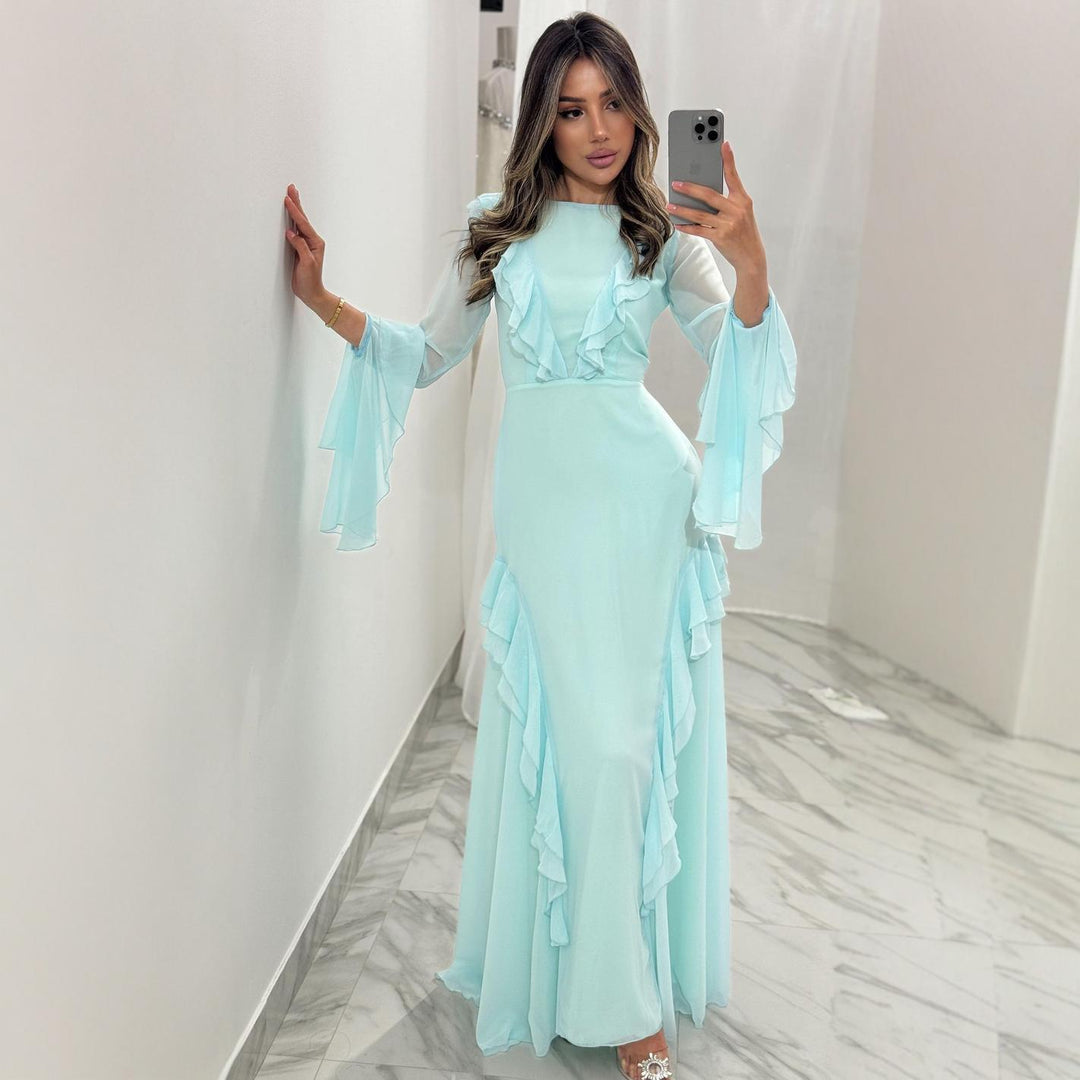 Kvinnors maxi-klänning med eleganta volangdetaljer och flödande ärmar-Eva Jonsson