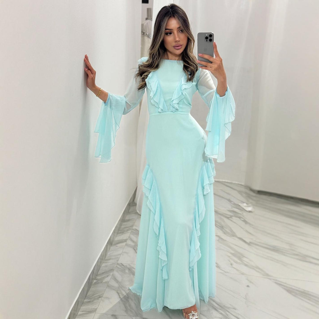 Kvinnors maxi-klänning med eleganta volangdetaljer och flödande ärmar-Eva Jonsson