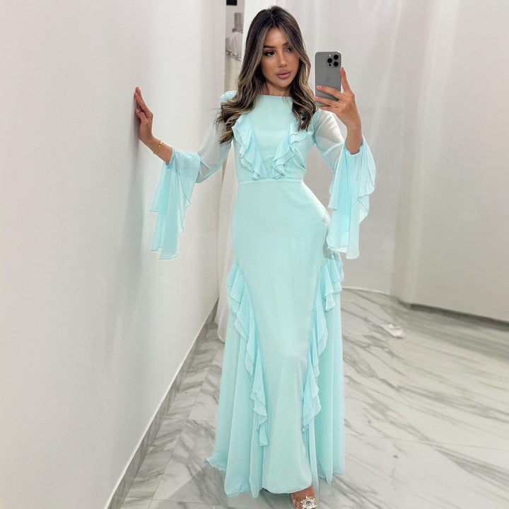 Kvinnors maxi-klänning med eleganta volangdetaljer och flödande ärmar-Eva Jonsson